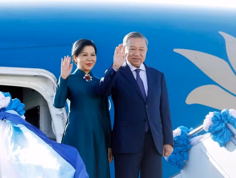 General Secretary of the Communist Party of Viet Nam Central Committee and President of Viet Nam To Lam, and his spouse arrive at Don Mueang International Airport in Bangkok on May 27 afternoon. (Photo: VNA)