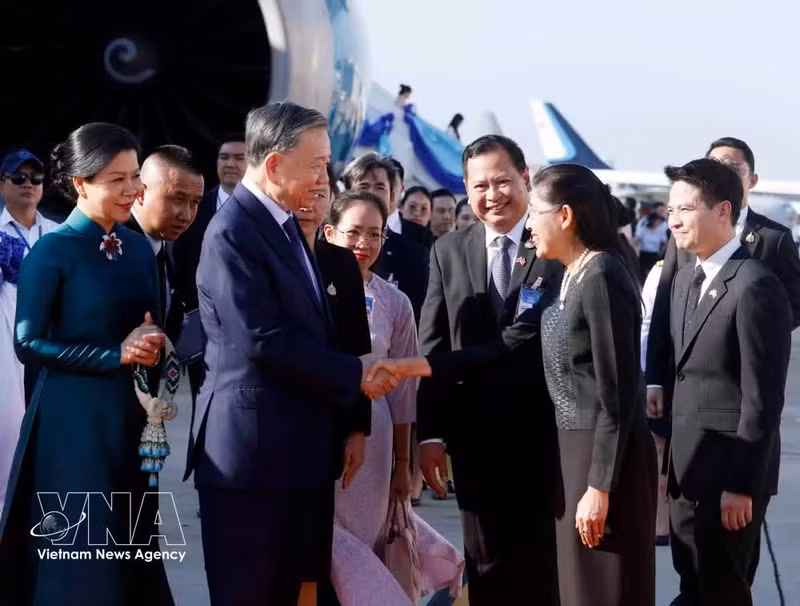 Thai officials welcome Party General Secretary and State President To Lam and his spouse at Don Mueang International Airport in Bangkok on May 27 afternoon. (Photo: VNA)