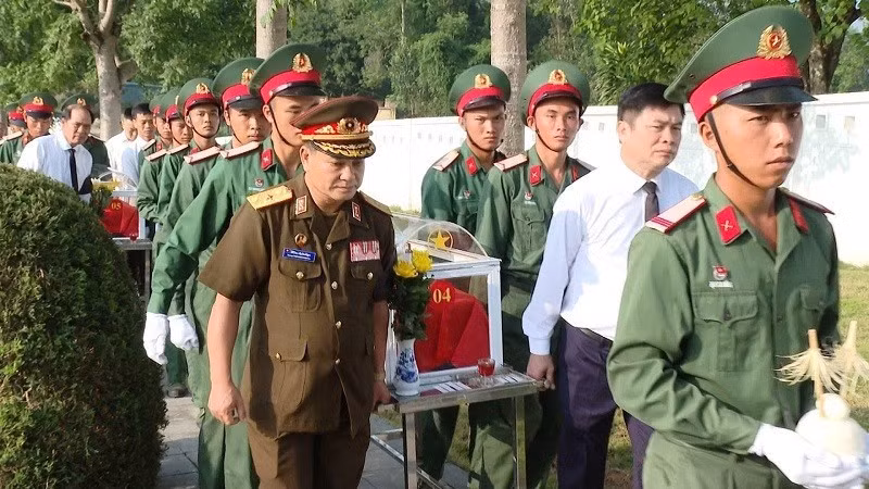 Officials and residents of Dien Bien Province escort the remains of the fallen heroes to Tong Khao Martyrs' Cemetery.
