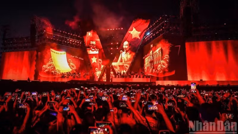 The “The Fatherland in the Hearts” concert, organised by Nhan Dan Newspaper in coordination with the Ha Noi People's Committee, not only delivers spectacular performances but also inspires national pride and patriotism.