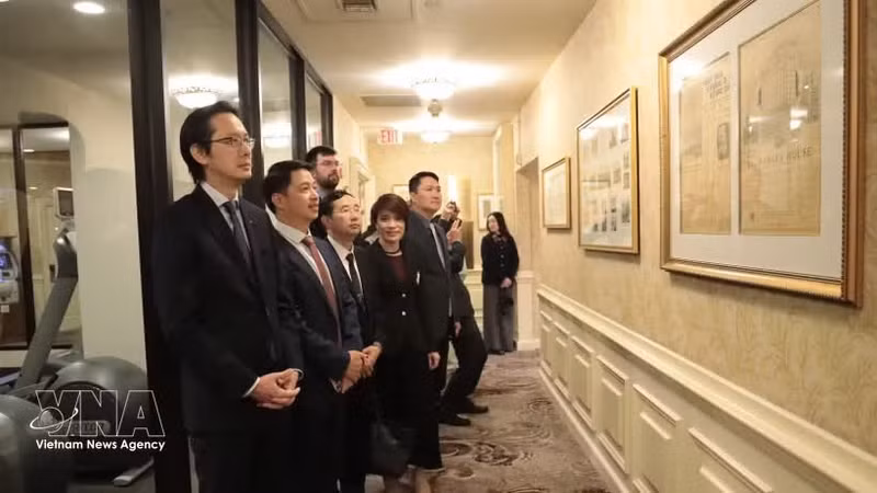 Ambassador Do Hung Viet (left) and other members of the delegation learn about archival materials and documents related to President Ho Chi Minh at the Omni Parker House in Boston. (Photo: VNA)