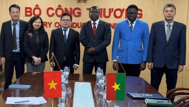 Deputy Minister Truong Thanh Hoai and leaders of units under the ministry and the working delegation of the Embassy of Burkina Faso to China, concurrently accredited to Viet Nam. (Photo: NDO)