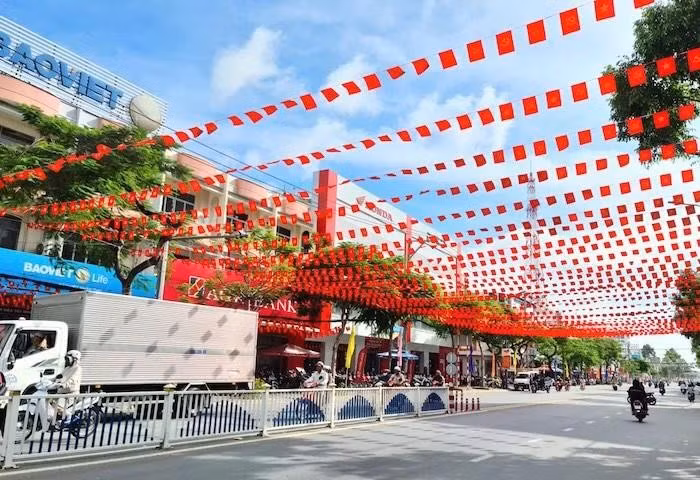 A section of Nguyen Hue Street in Cao Lanh ward, Dong Thap province decorated in celebration of the 14th National Party Congress. (Photo: dongthap.gov.vn)