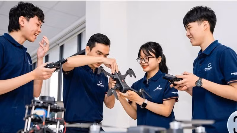 Students from Phenikaa University during a technology practical session. (Photo: nhandan.vn)