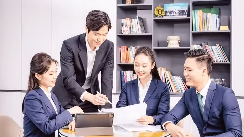 BIDV staff work in teams. (Photo: HOAI THU)