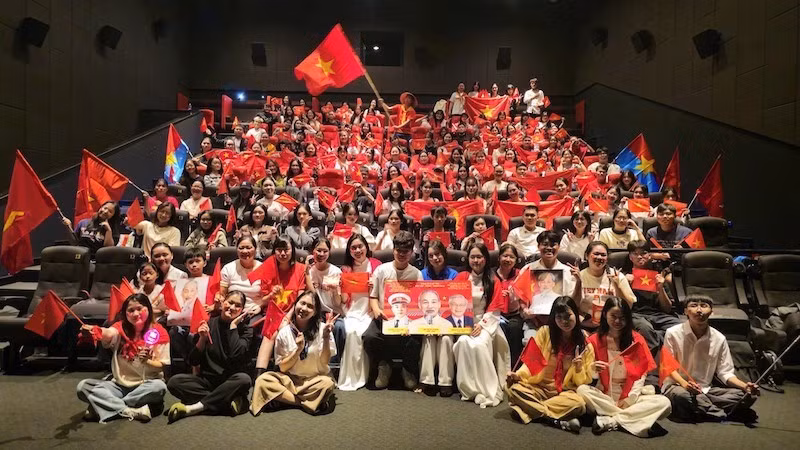Young people are eager to watch “To Quoc Trong Tim: The Concert Film”.