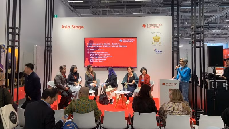 Representatives of some Vietnamese publishers exchange views on copyright issues at the Frankfurt Book Fair 2025. (Photo: NDO)