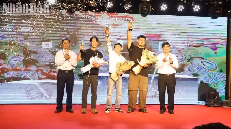 Nguyen Thien Van, Vice Chairman of the Dak Lak Provincial People’s Committee, and Trinh Duc Minh, Chairman of the Buon Ma Thuot Coffee Association, present the top 3 awards for Robusta coffee.