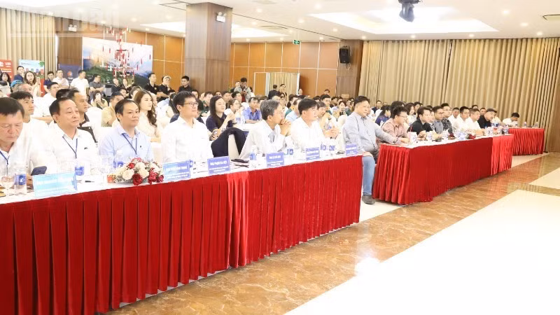 Delegates attend the award ceremony.