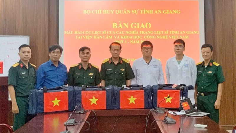 The Steering Committee 515 of An Giang Province hands over DNA samples from martyrs’ remains. (Photo: PHUONG VU)