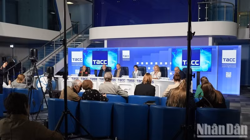 The roundtable discussion was held at the headquarters of the TASS News Agency in Moscow. (Photo: THANH THE)