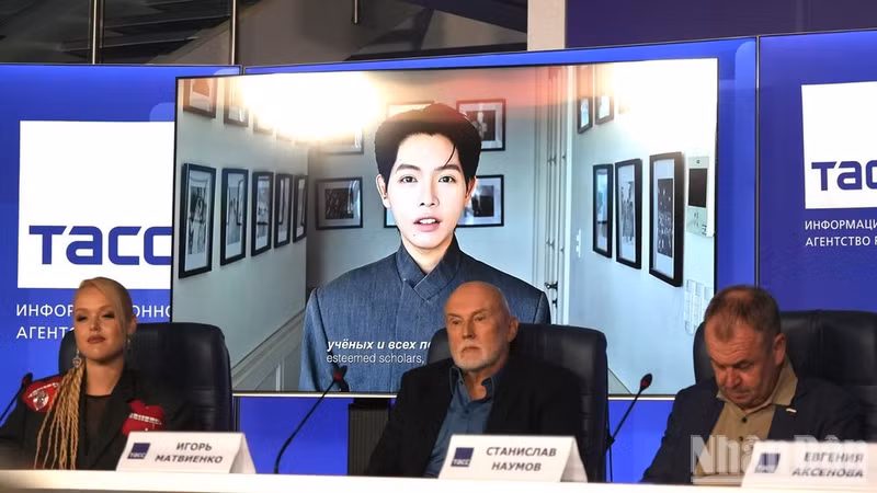 Singer Duc Phuc speaks via video at the roundtable discussion. (Photo: THANH THE)