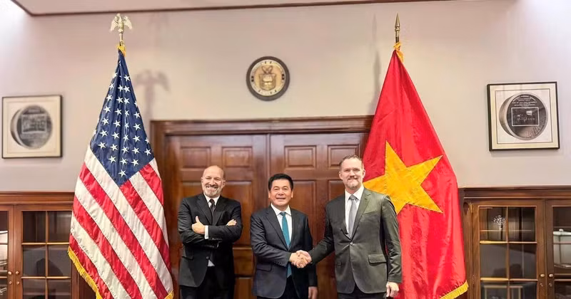 From left to right: US Secretary of Commerce Howard Lutnick, Vietnamese Minister of Industry and Trade Nguyen Hong Dien and Ambassador Jamieson Greer, US Trade Representative. (Photo: VNA)