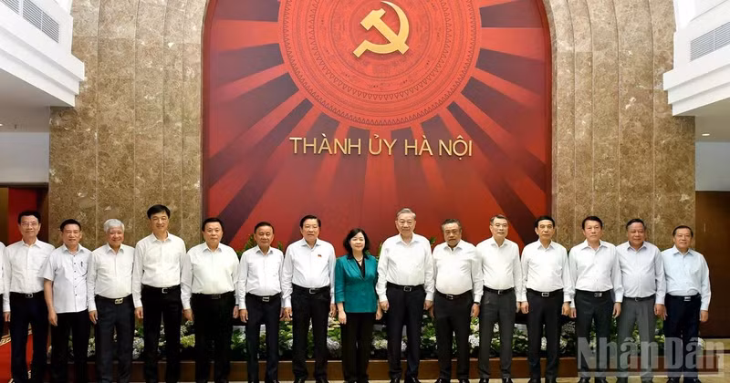 General Secretary To Lam with leaders of the Party, State and the Standing Committee of the Ha Noi Party Committee.