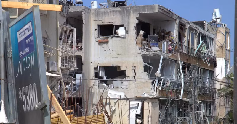 A residential area in Bat Yam, near Tel Aviv of Israel, hit by a missile attack on June 14, 2025 that left nine dead and nearly 200 injured. (Photo: VNA)