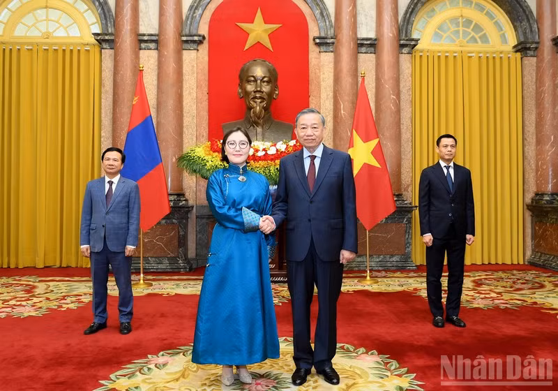 Party General Secretary and State President To Lam receives Mongolian Ambassador Ganbaatar Hulan in Ha Noi on July 6. (Photo: nhandan.vn)