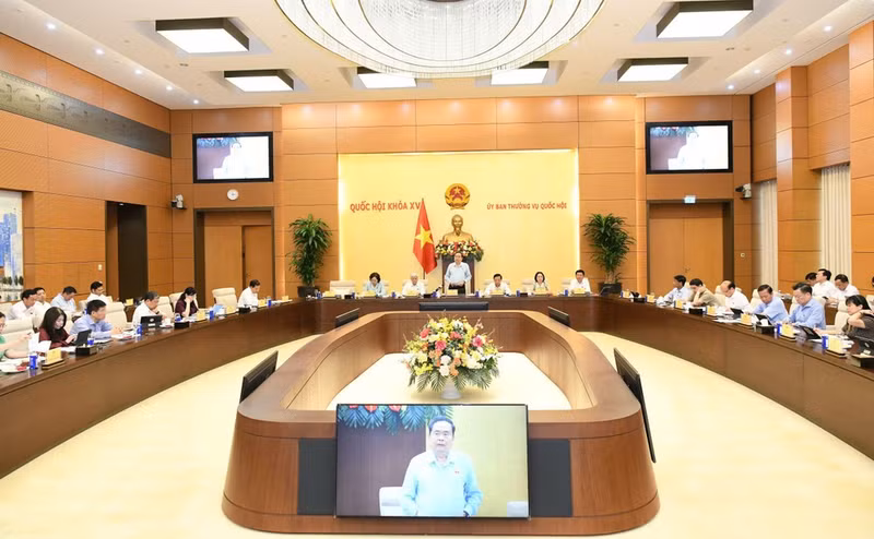 The mid-year review conference between the leaders, agencies and Office of the NA on July 6. (Photo: nhandan.vn)