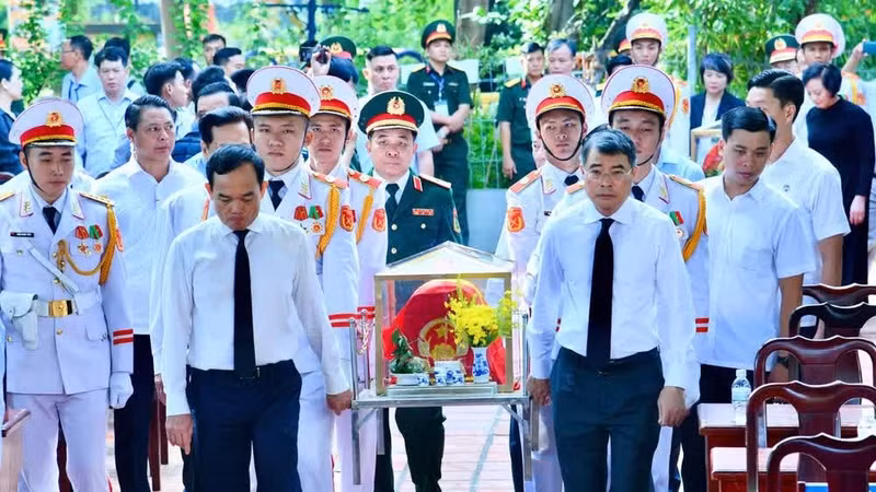Prime Minister Le Minh Hung carries the remains of a fallen soldier from Le Thi Rieng Park to the designated reburial site. (Photo: nhandan.vn)