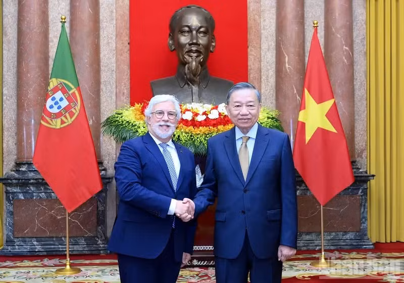 Party General Secretary and State President To Lam (R) receives Portuguese Ambassador Joaquim Alberto De Sousa Moreira De Lemos in Ha Noi on July 6. (Photo: nhandan.vn)