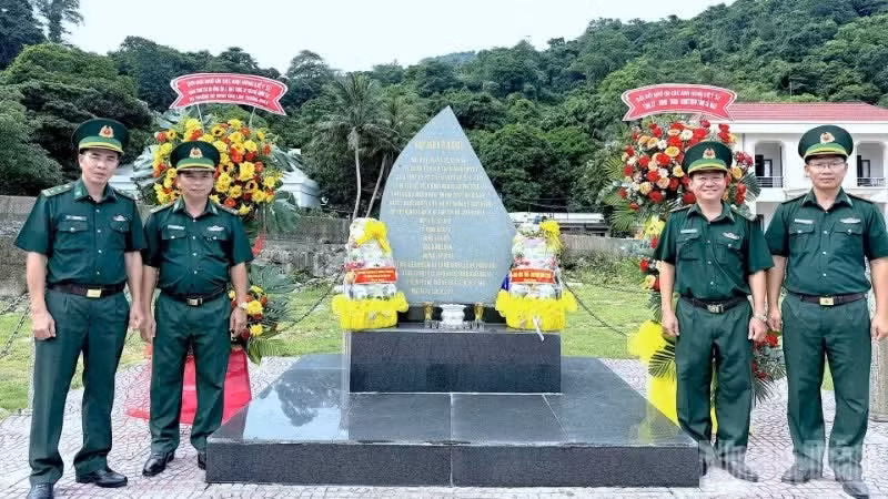 A flower and incense offering ceremony takes place at the Hon Khoai Uprising Memorial in Ca Mau Province. (Photo: nhandan.vn)