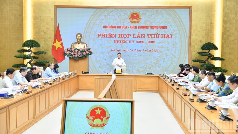 Prime Minister Le Minh Hung chairs the Central Council for Emulation and Commendation’s meeting in Ha Noi on July 6. (Photo: VNA)