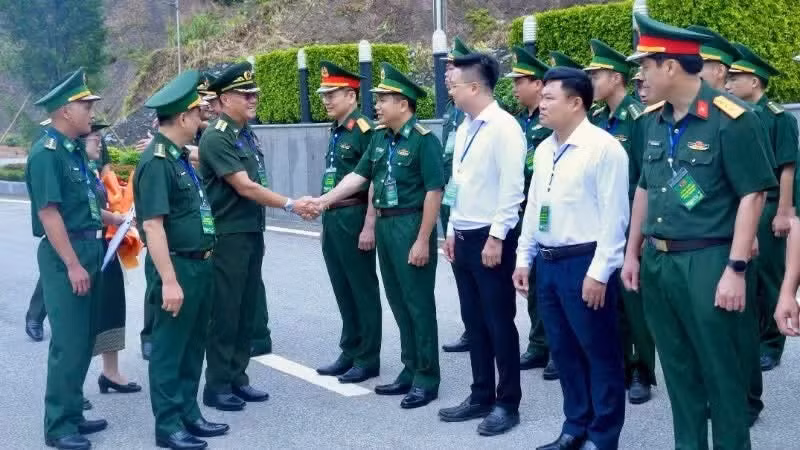A welcoming ceremony for the delegation of young Lao border officers was held at Thanh Thuy Border Gate on the morning of July 3. (Photo: nhandan.vn) 