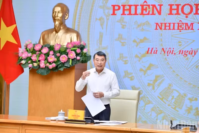 Prime Minister Le Minh Hung, Chairman of the Central Council for Emulation and Commendation, addresses the council’s meeting in Ha Noi on July 6. (Photo: nhandan.vn)