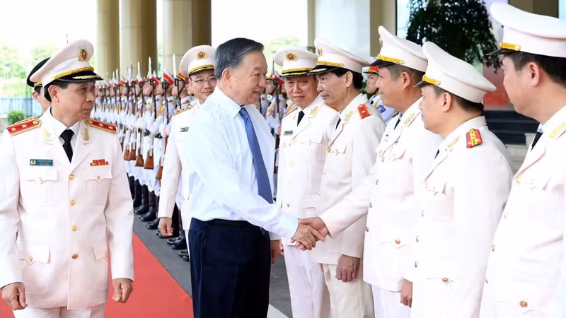 Party General Secretary and State President To Lam pays a working visit to the Department of Techical Services under the Ministry of Public Security. (Photo: nhandan.vn)