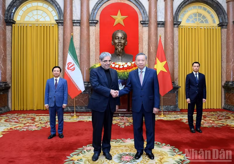Party General Secretary and State President To Lam welcomes Iranian Ambassador Akbar Ghasemi Ali Abadi in Ha Noi on July 6. (Photo: nhandan.vn)