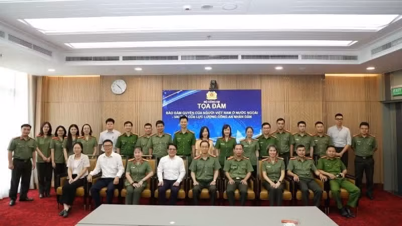 Delegates at the seminar pose for a commemorative photograph. (Photo provided by the Department of External Relations, Ministry of Public Security)