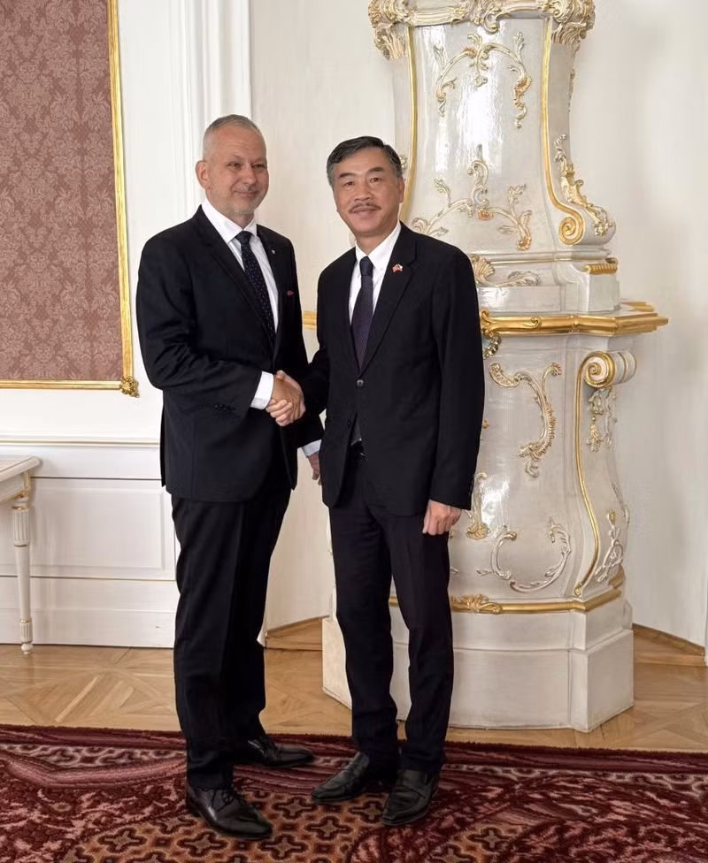 Vietnamese Ambassador to the Czech Republic Duong Hoai Nam (R) and Chairperson of the Czech Republic – Vietnam Interparliamentary Friendship Group Tomas Helebrant, at the Czech Chamber of Deputies headquarters on June 25, 2026. (Photo: vnembassy-praha.mofa.gov.vn)