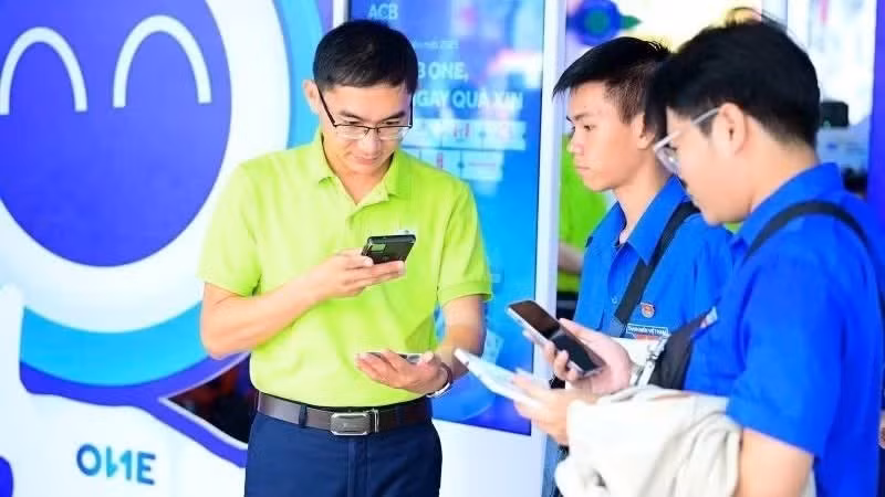 ACB Bank staff introduce digital payment services to customers. (Photo: ACB)