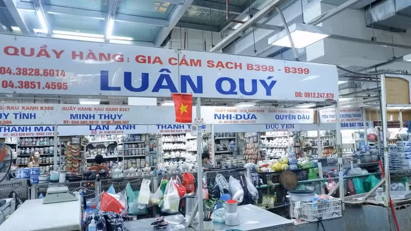 Stalls at Hang Da Market after urban planning. (Photo: Nhat Anh)