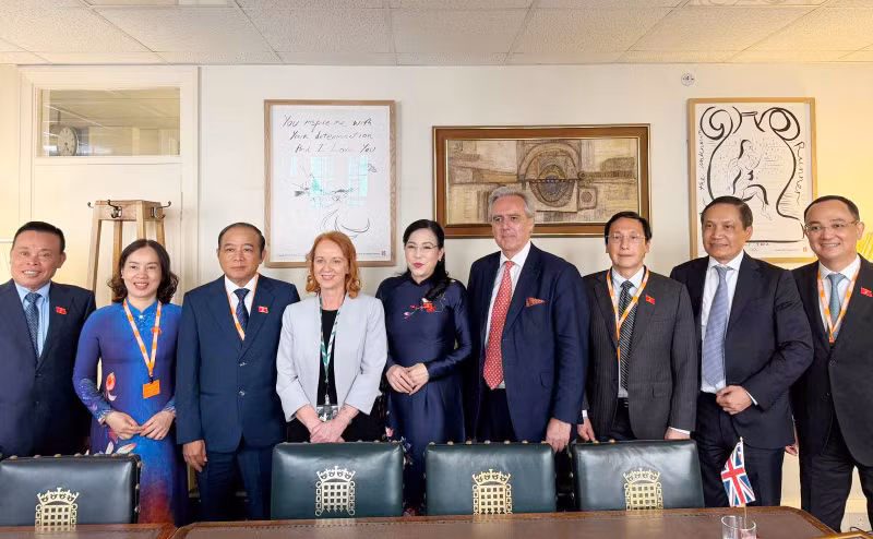 The delegation paid a courtesy visit to the Deputy Speaker of the House of Commons of the United Kingdom. (Photo: quochoi.vn)