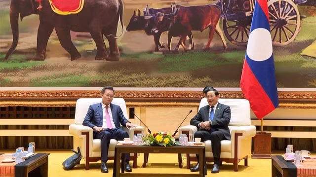 Lao Prime Minister Sonexay Siphandone (right) and Vietnamese Auditor General Nguyễn Hữu Nghĩa. (Photo: (VNA/VNS)