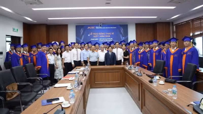 Forty-five new Master's graduates in Railway Engineering attend the graduation ceremony at the University of Transport Technology.