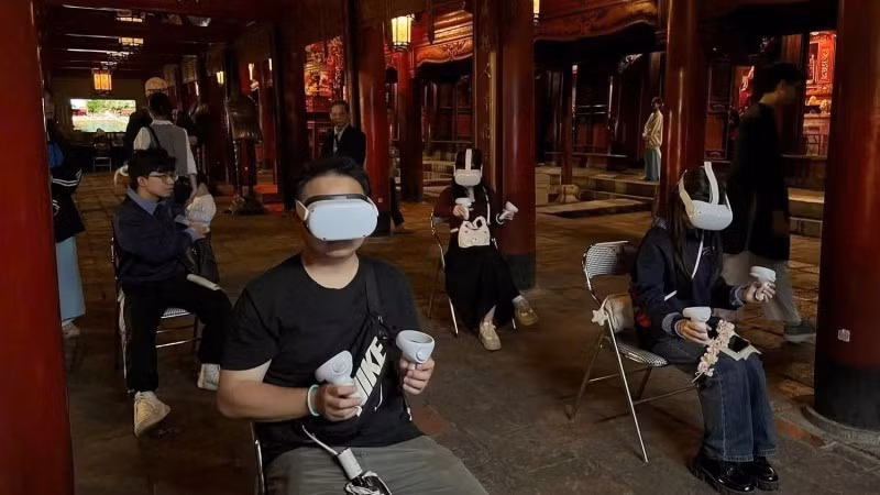 Virtual reality technology makes the Temple of Literature night tour more engaging. (Photo: Temple of Literature)