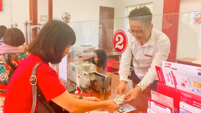 Customers conduct transactions at an Agribank branch. (Photo: HONG ANH/NDO)
