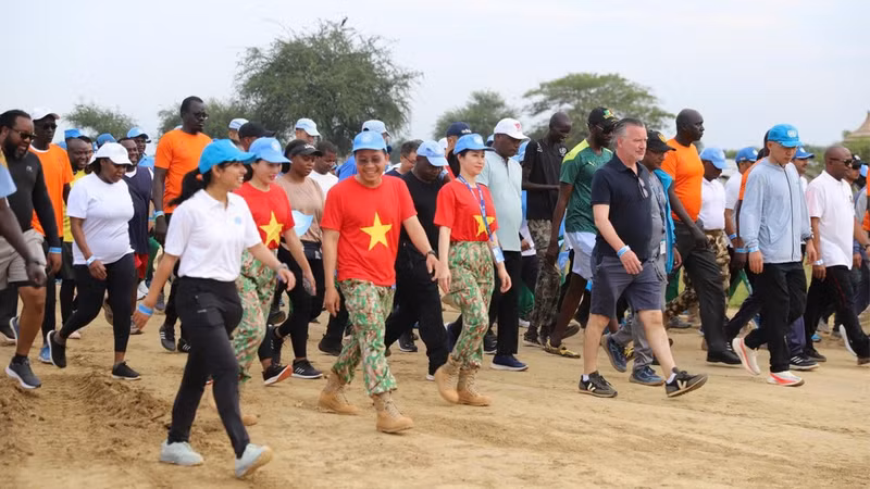 Members of Viet Nam’s Engineering Team No. 5 actively participate in the peace walk organised by the United Nations Interim Security Force for Abyei. (Photo: THANG LE)