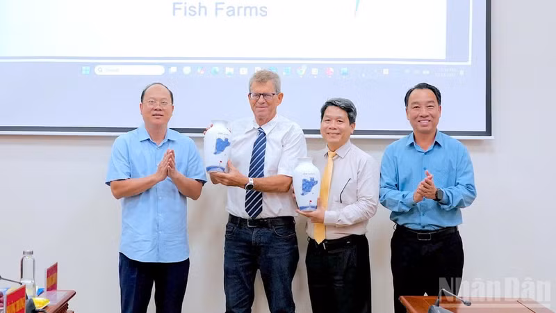 Nguyen Ho Hai (left), Secretary of the Ca Mau Provincial Party Committee, and Lu Quang Ngoi (right), Deputy Secretary of the Provincial Party Committee and Chairman of the Provincial People’s Committee, present commemorative gifts to Ran DaGan, Chairman of Dagan Group (Israel), and Ha Duy Binh, Chairman of VsionGlobal Group. (Photo: NDO)