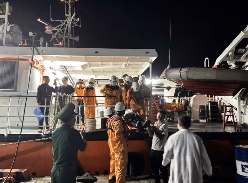 The sick foreign crew member is brought ashore for treatment. (Photo provided by Viet Nam Maritime Search and Rescue Coordination Centre)