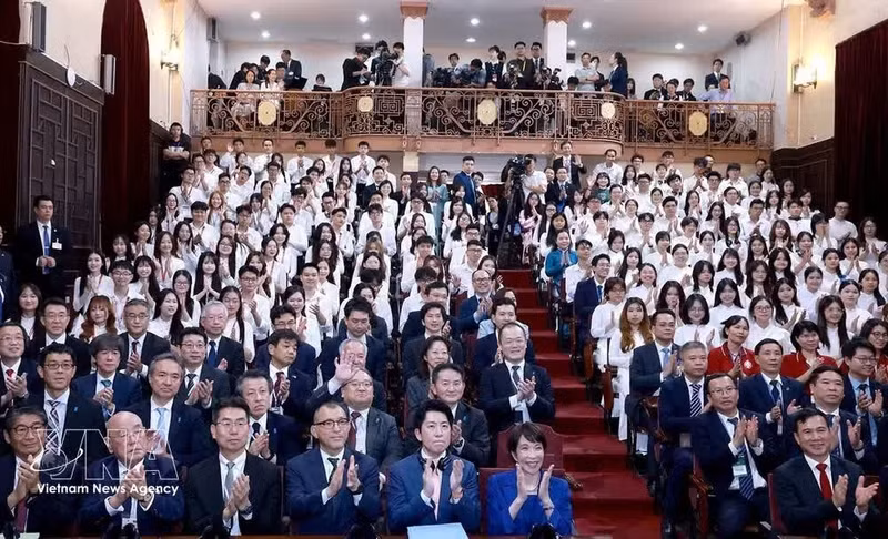Japanese Prime Minister Takaichi Sanae poses with students of Viet Nam National University, Ha Noi. (Photo: VNA)