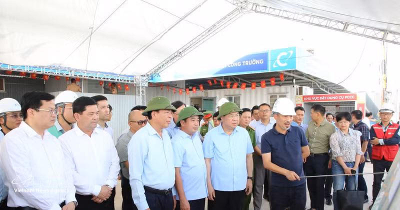 Permanent Deputy Prime Minister Pham Gia Tuc and officials inspect the Gia Binh International Airport project on May 20, 2026. (Photo: VNA)