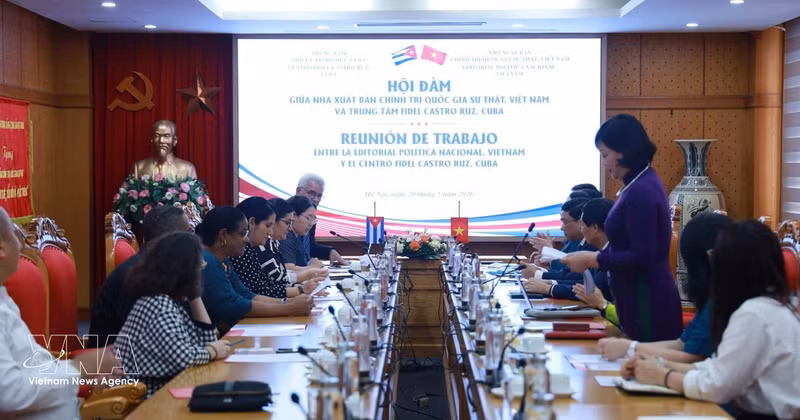 The talks between the Su That (Truth) National Political Publishing House and Cuba’s Fidel Castro Ruz Centre in Ha Noi on May 20 (Photo: VNA)