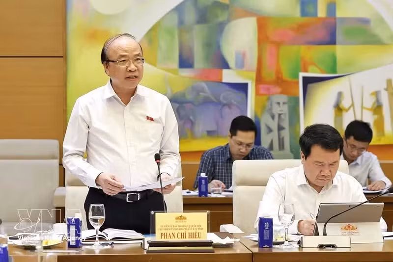 Head of the National Assembly Committee on Legal and Judicial Affairs Phan Chi Hieu speaks at the working session in Ha Noi on May 21, 2026. (Photo: VNA)