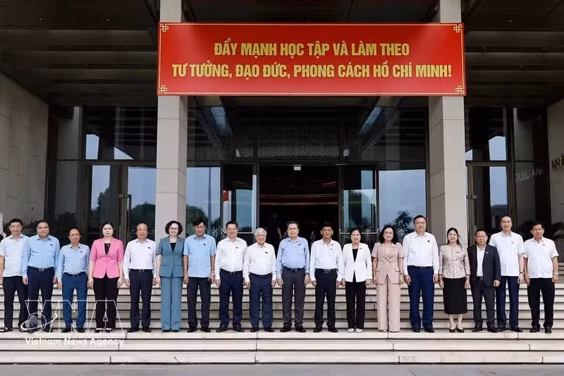 National Assembly (NA) Chairman Tran Thanh Man and standing members of the NA's Council for Ethnic Affairs pose for a group photo. (Photo: VNA)