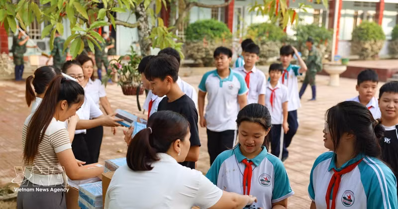 The Trung Vuong Secondary School in Phan Dinh Phung ward, Thai Nguyen province, distributes notebooks and pens to students whose supplies were lost due to flooding in October 2025. (Photo: VNA)