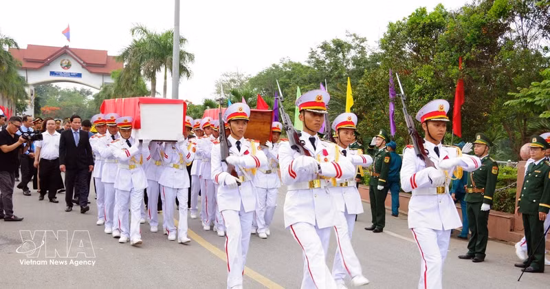 The martyrs will be laid to rest at the Road 9 National Martyrs Cemetery in Quang Tri (Photo: VNA)