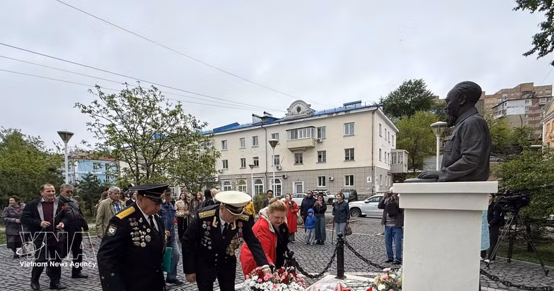 Representatives of the Primorye Region Association of Friendship with Viet Nam lay flowers in tribute to President Ho Chi Minh. (Photo: VNA)