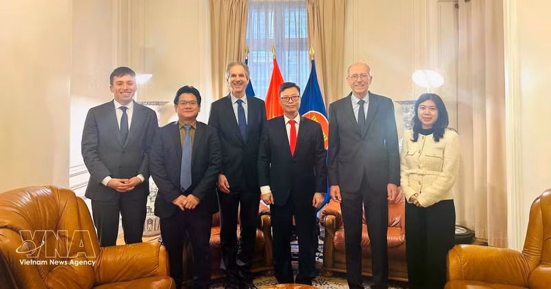 Vietnamese Ambassador to France Trinh Duc Hai (third from right) poses for a photo with leaders of MEDEF International, including Benoit Clocheret (third from left), Vice President of MEDEF International, Chairman of the France–Viet Nam Business Council, and Executive Chairman of Artelia Group. (Photo: VNA)